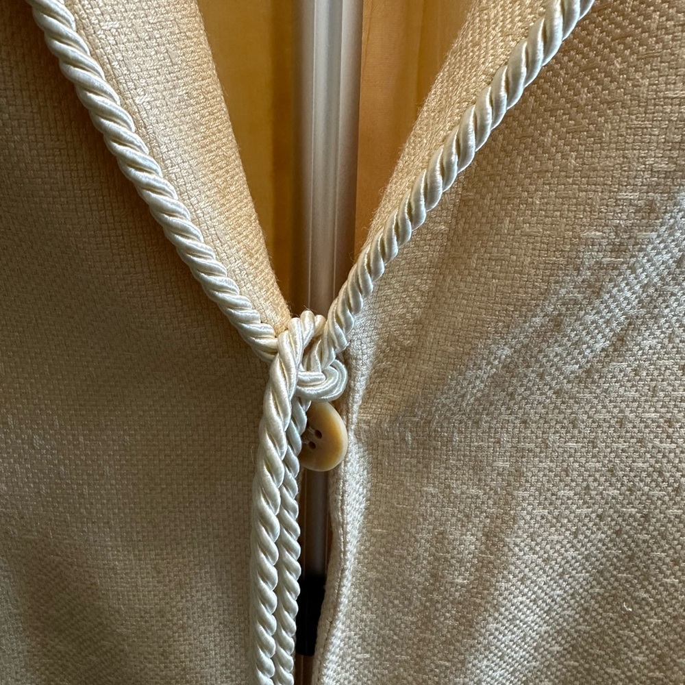 Giorgio Armani Elegant Cream Blazer - Picture 3 of 15